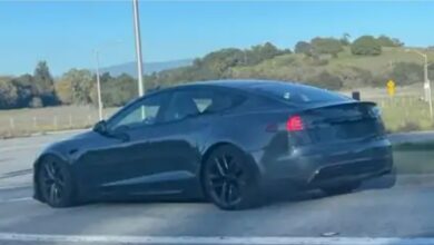 ظهور Tesla Model S الجديدة بشارة منقوشة وعجلة القيادة