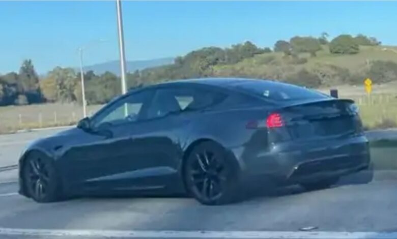 ظهور Tesla Model S الجديدة بشارة منقوشة وعجلة القيادة