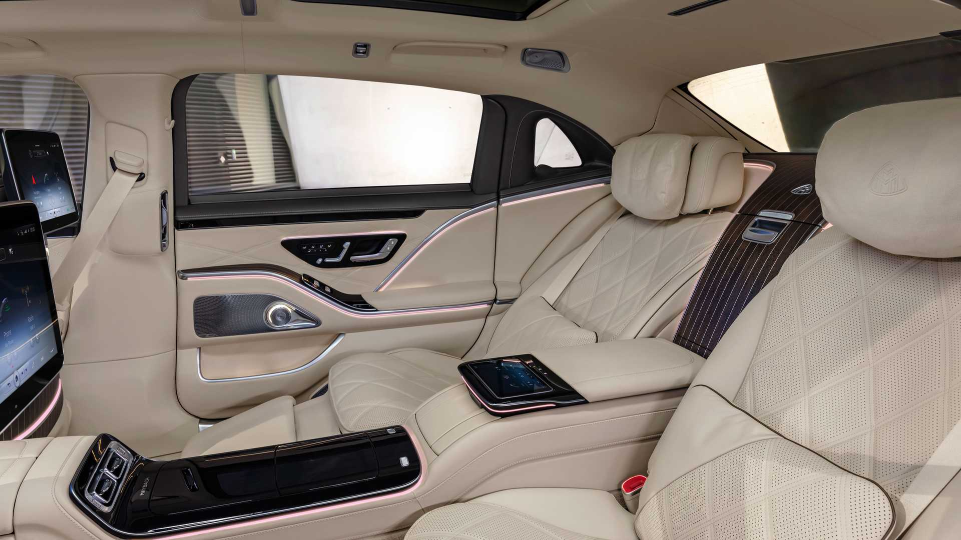 مرسيدس تكشف مايباخ S680 S-Class ذات المحرك V12