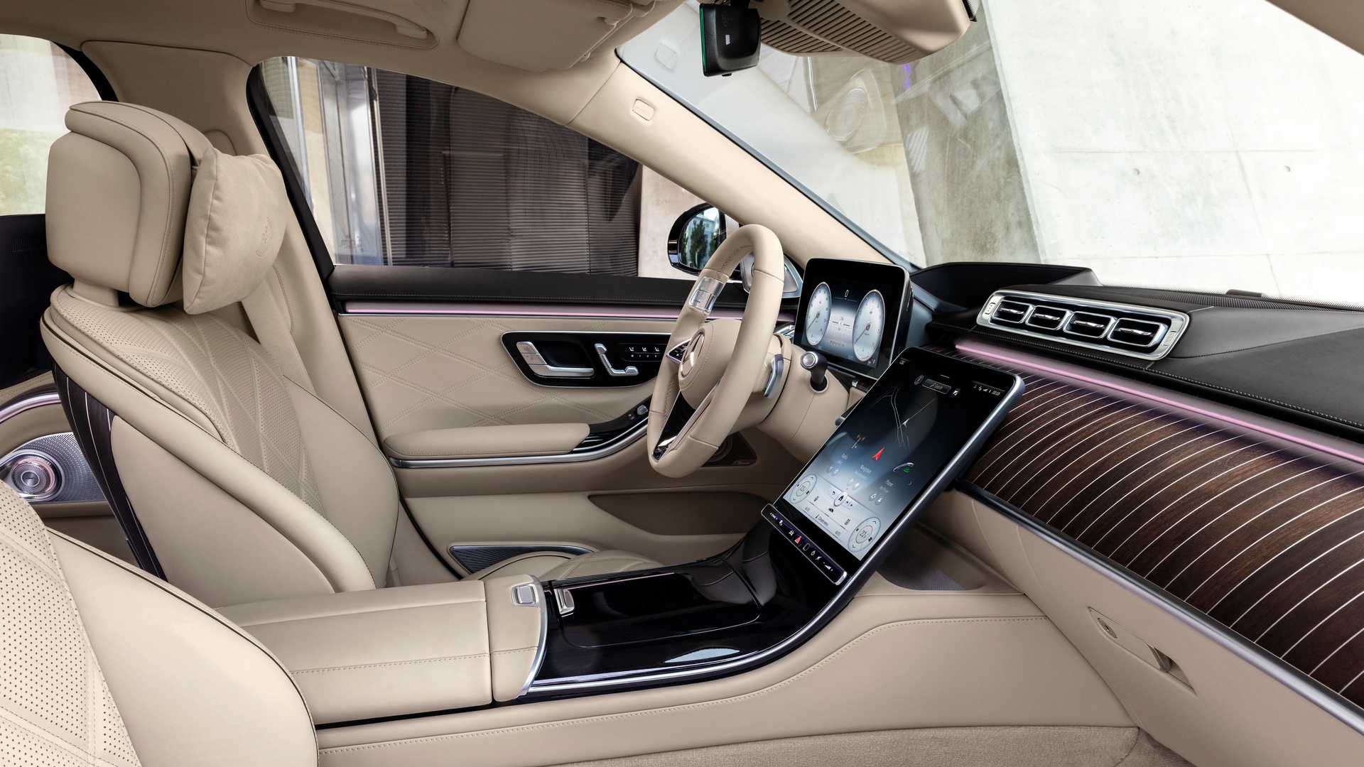 مرسيدس تكشف مايباخ S680 S-Class ذات المحرك V12