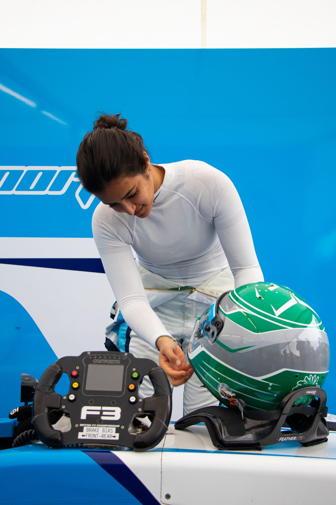 ريما الجفالي أول سائقة سباقات سعودية فى بطولة السيارات أحادية المقعد