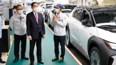 رئيس وزراء اليابان يزور مصنع تويوتا قبل الانتخابات الوطنية