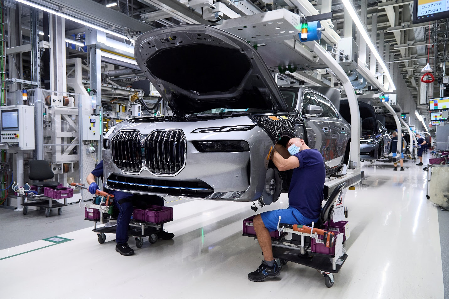بدء إنتاج سيارة BMW الفئة السابعة الجديدة في مصنع دينجولفينج