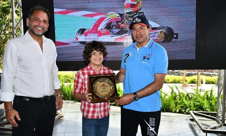 وزير الشباب والرياضة يُكرم الطفل زين الحمصاني لتحقيقه الإنجازات في رياضة الكارتينج
