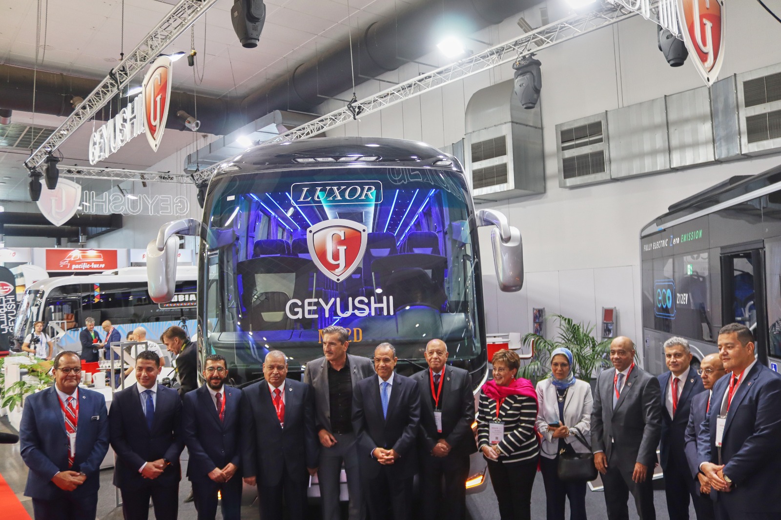 قيادات جيوشي داخل معرض Busworld 