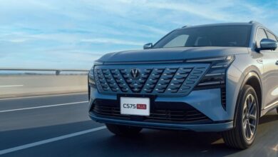 شانجان CS75 بلس رمادي على الطريق من الأمام